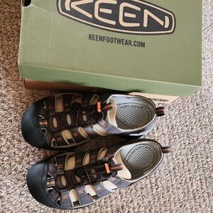 KEEN Mens' Black and Tan Sandals